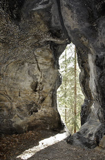 Okno v jeskyni - men formt