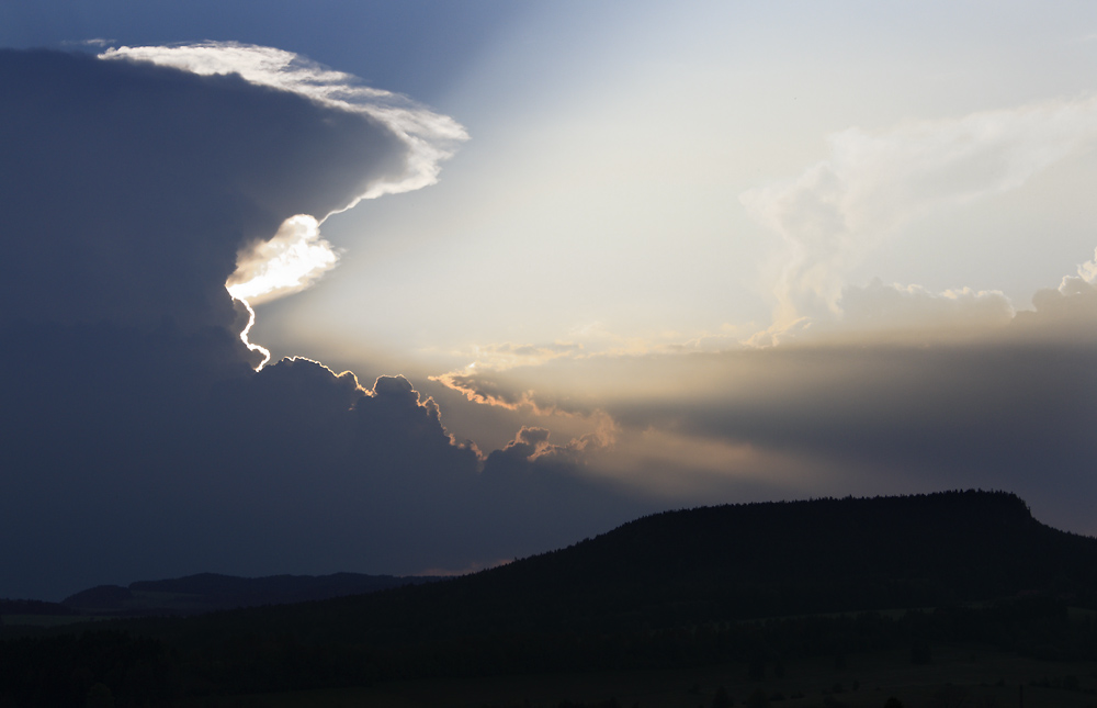 Bouřkový mrak nad Ostašem - větší formát