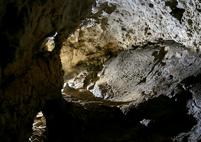 V jeskyni - men formt
