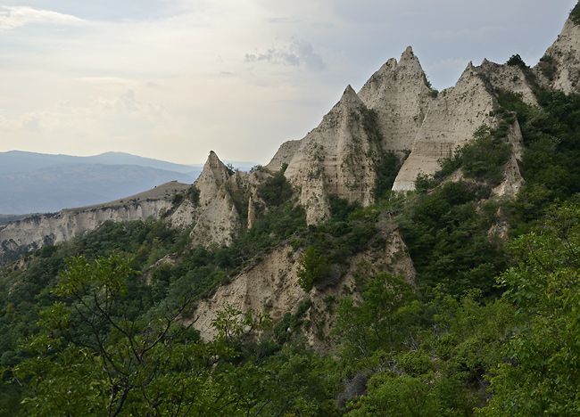 Pyramidy nad Melnikem - men formt