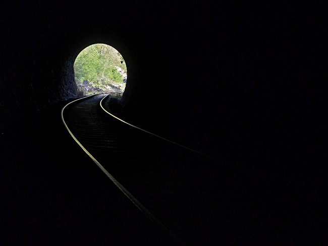 V tunelu - men formt