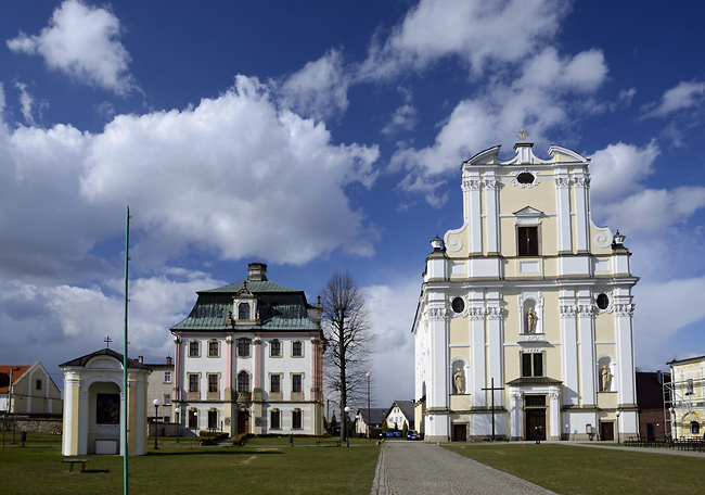 Opatsk dm a kostel sv. Josefa - men formt