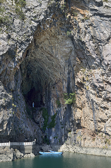Shpella e Zojes - men formt