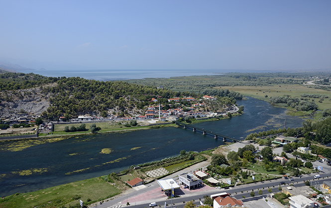 Buna a Skadarsk jezero - men formt