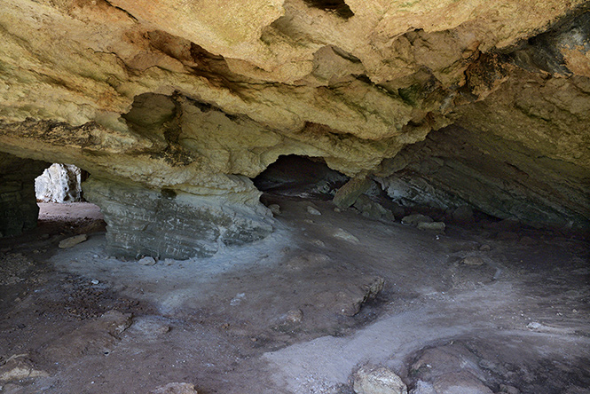 V Kyklopsk jeskyni - men formt
