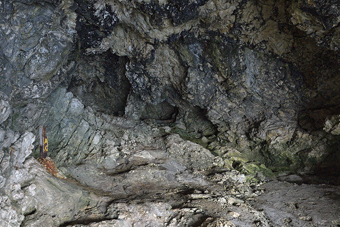 Uvnitř jeskyně - menší formát