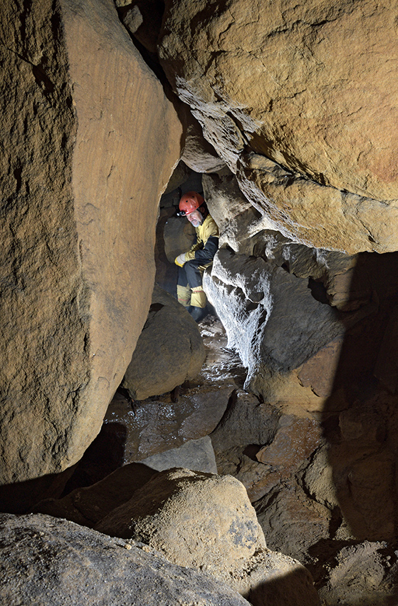 Jeskyňář v své chodbě - větší formát