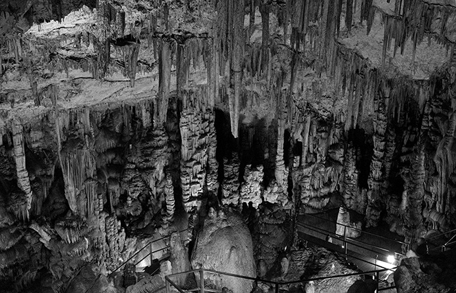 V Diktejsk jeskyni - men formt