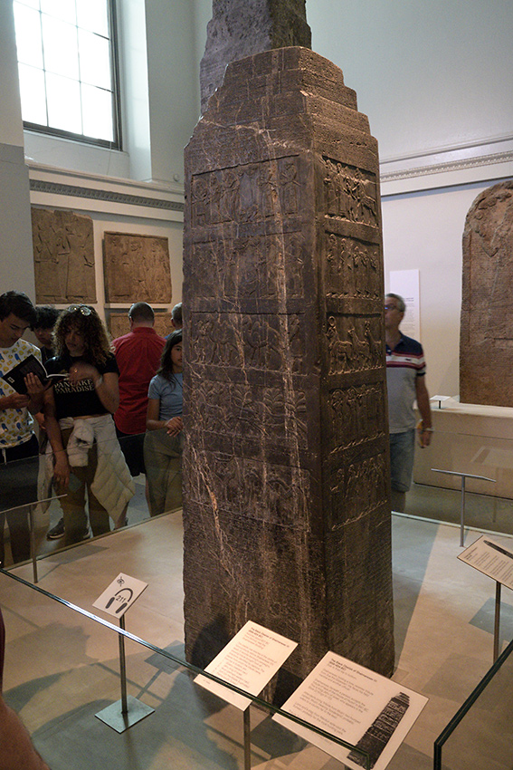 Černý obelisk - větší formát