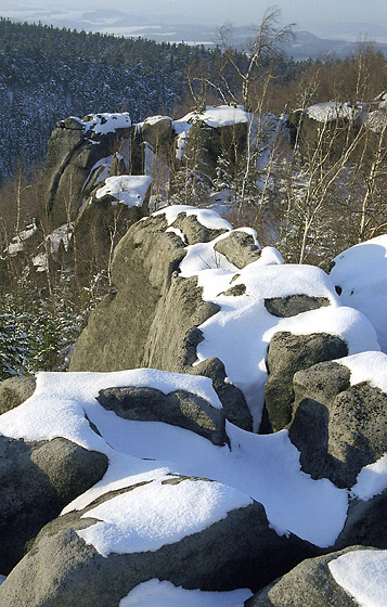 Snow-covered rock dishes - smaller format