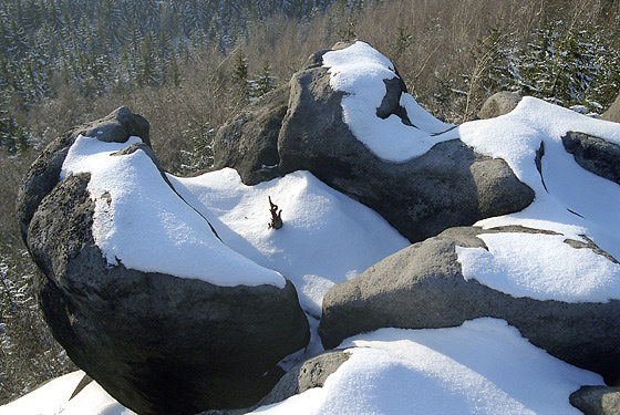 Snow-covered rock dishes - smaller format