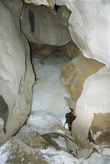 V jeskyni - menší formát