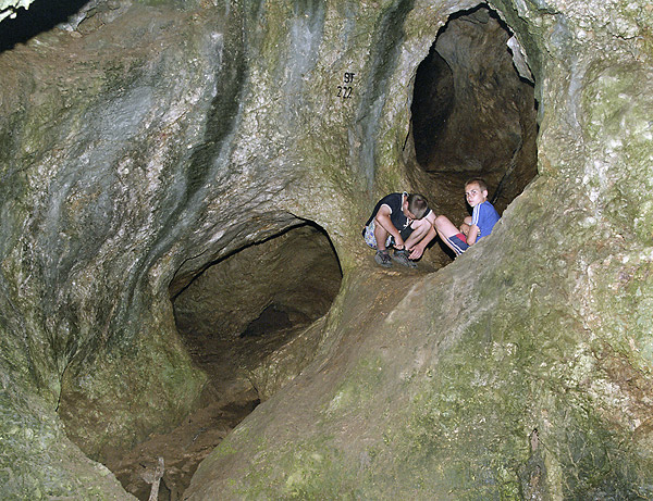 Vstup do jeskyn - men formt