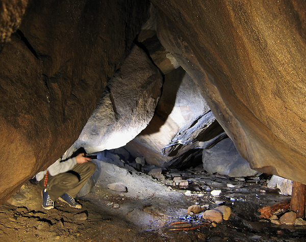 V jeskyni Macart - men formt