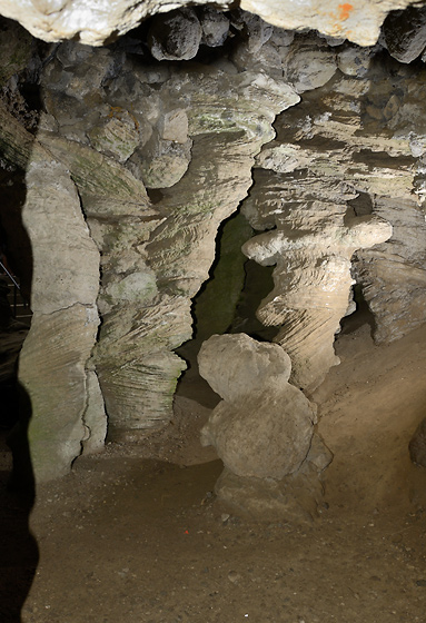 V Mechovsk jeskyni - men formt