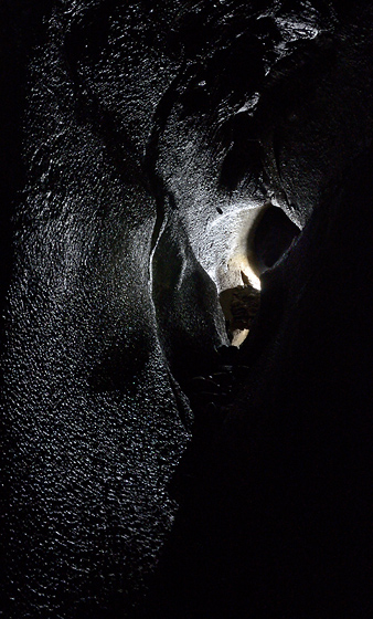 V jeskyni - men formt