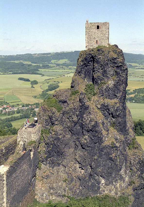 "Virgin" donjon from the "Beldam" donjon - larger format