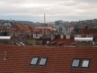 horizont: Petřiny – Červený vrch – Hanspaulka; s měděnou střechou budova Gen. štábu (Kulaťák)