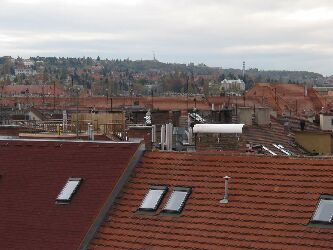 horizont: Střešovický evangelický kostelýa (Před bateriemi) – Střešovice – Petřiny; vpravo budova Min. nár. obrany (s vlajkou; nám. Svobody)