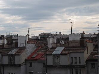 horizont: dvorní strana domů ulice Čsl. armády; vzadu kousek střechy letohrádku Belvedere