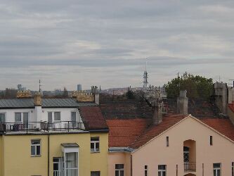 horizont: žižkovská věž Telekom, hotel na Želivského, hotel Olympic, žižkovská věž; v popředí dvorní stěna domů v Bubenečské
