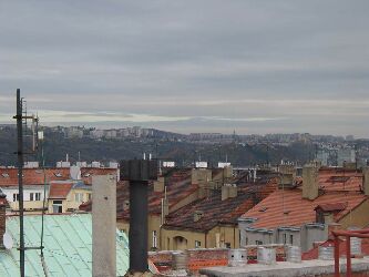 horizont: Kobylisy; vpravo dole věžáky Trója